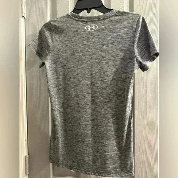Women’s Under Armour Loose Heat gear short sleeve top in gray/black. Size XS - Picture 5 of 9